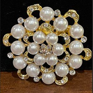 B1- Brooch with pearls and rhinestones unsigned